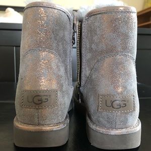 New Uggs.  Size 5